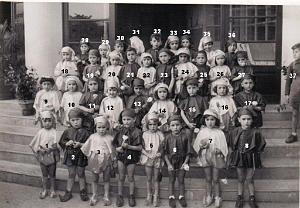 ECOLE MAGNAN UN JOUR DE FETE 1949 LES NAINS DE LA MONTAGNE